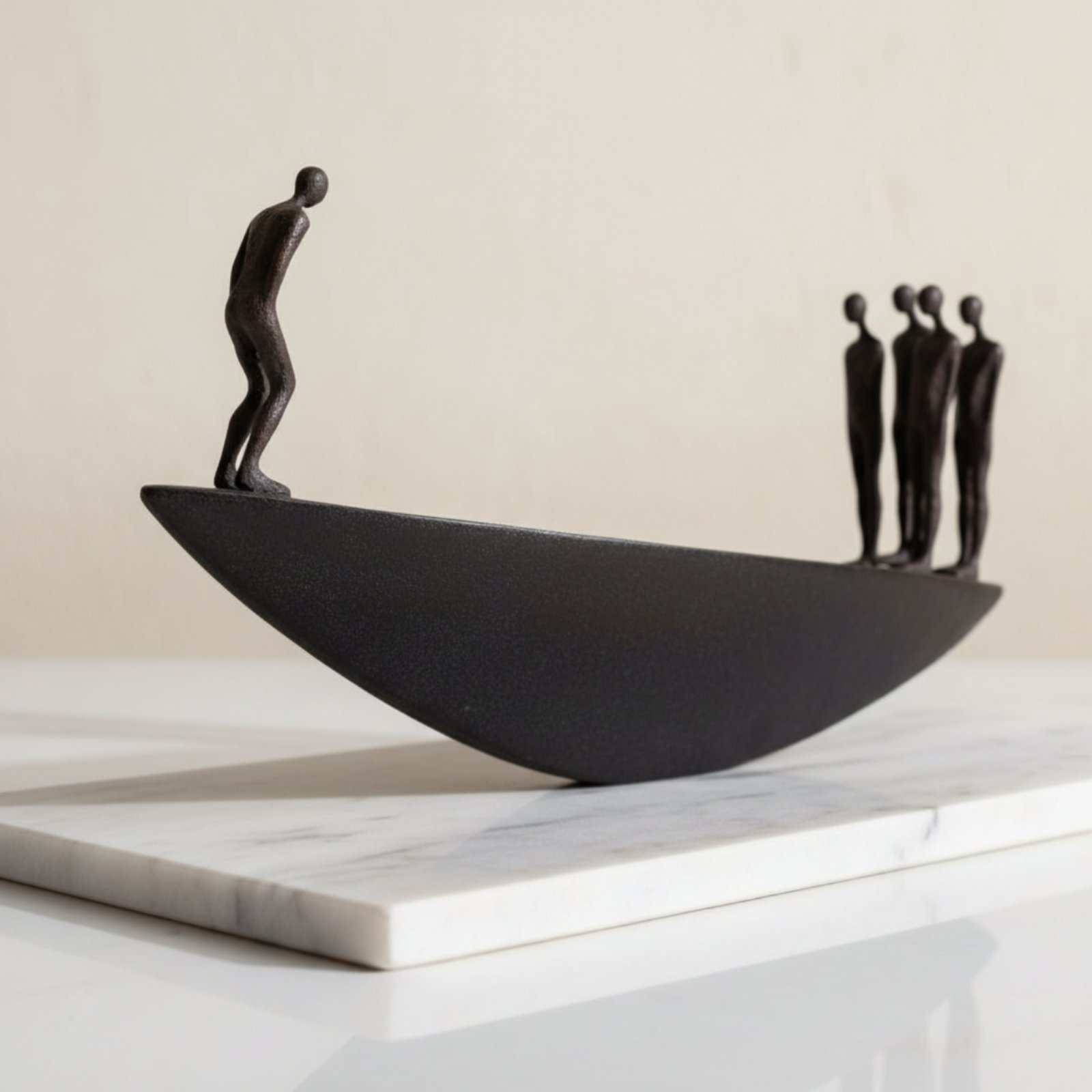 Modern Resin Sailboat Statue A - Luxury Lifestyle Items recension och pris